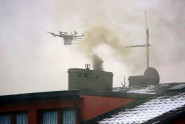 Dron sprawdzający źródło dymu